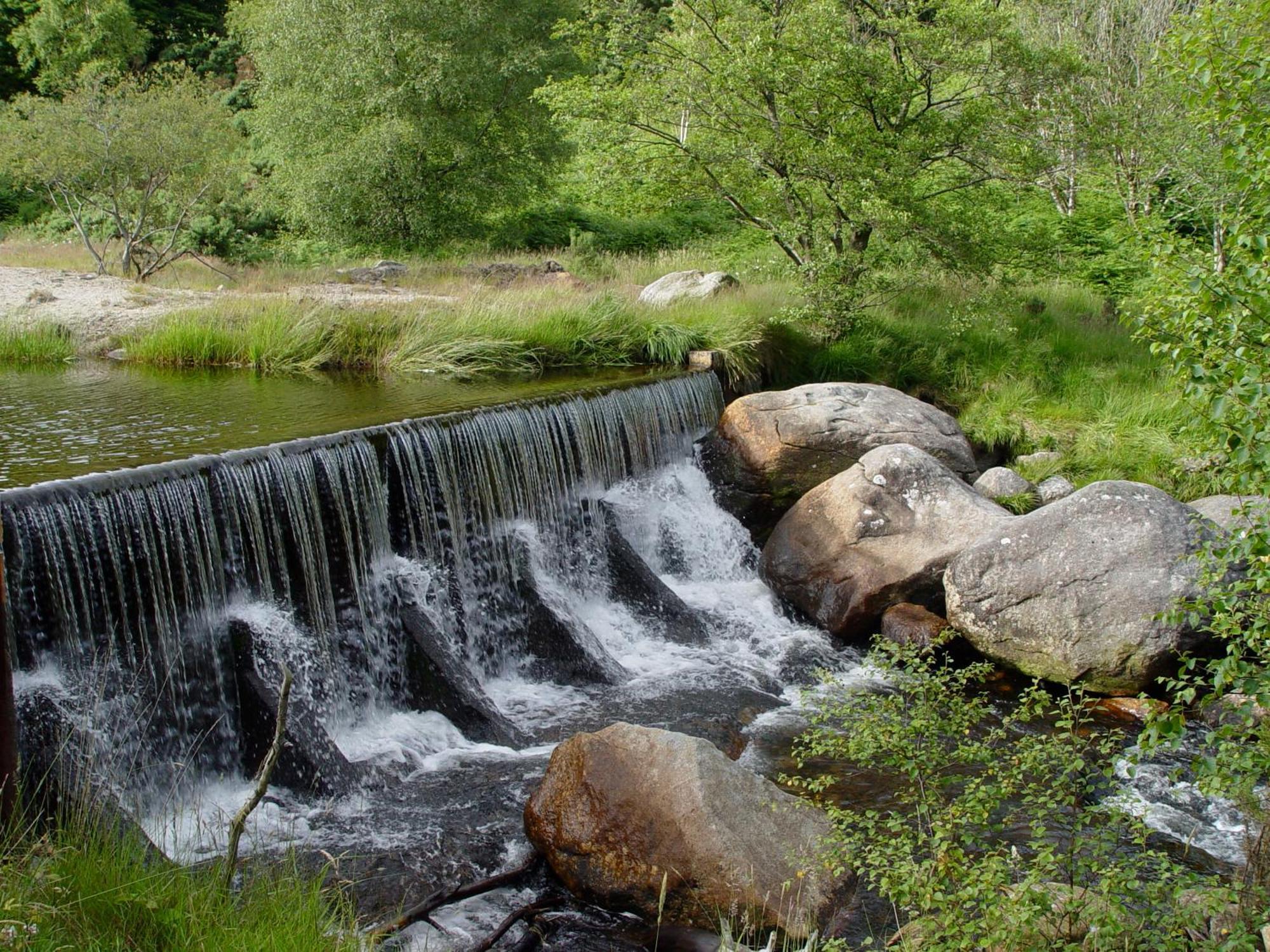 לארה Glendalough International Youth Hostel מראה חיצוני תמונה The river at the foot of the village